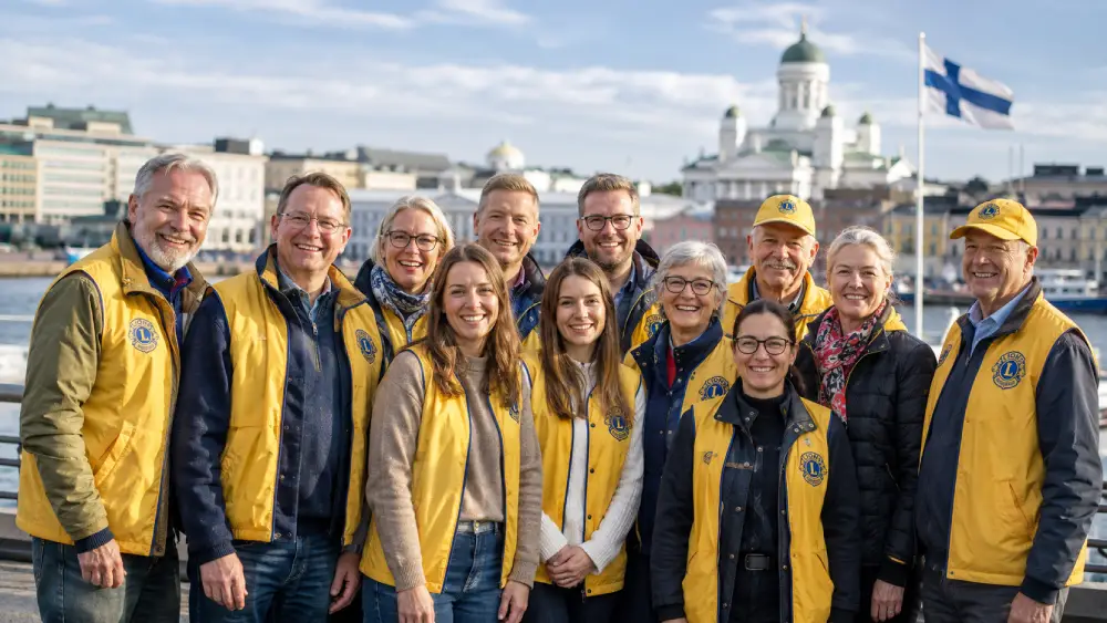 Klubin jasenet ryhmakuvassa Helsingin rannassa Tuomiokirkko taustallaan.