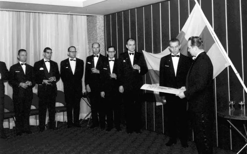 Piirikuvernööri luovuttaa perustamiskirjan klubin presidentille ravintola Lidossa 1963